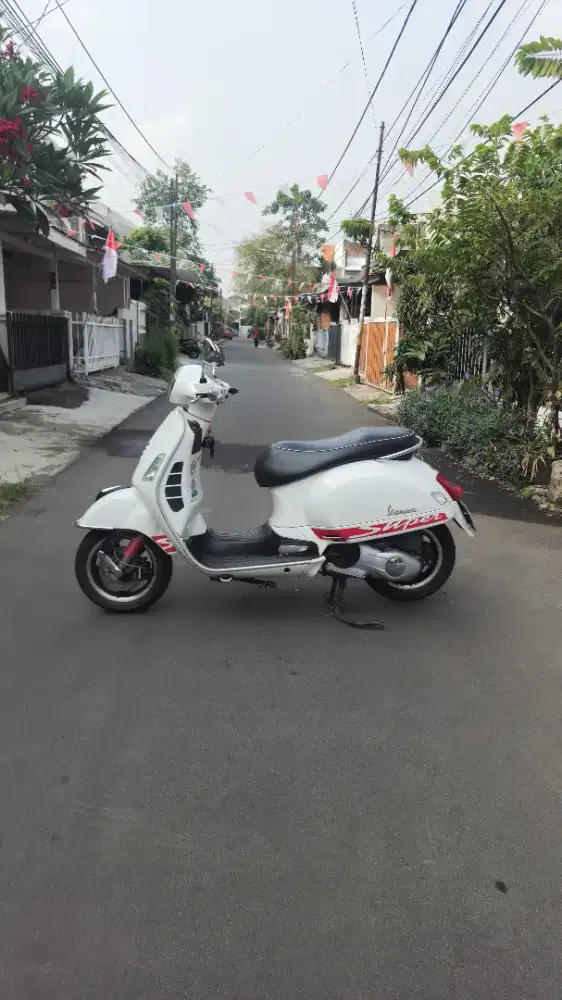 Jual Vespa GTS 150 putih