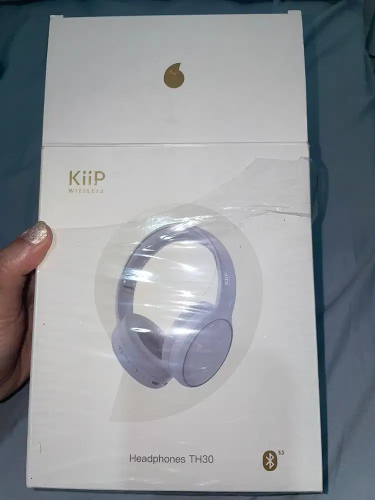 Headset biru untuk komputer laptop