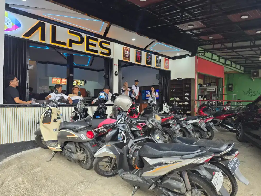 Perempuan Tukang masak ALPES gaming cafe