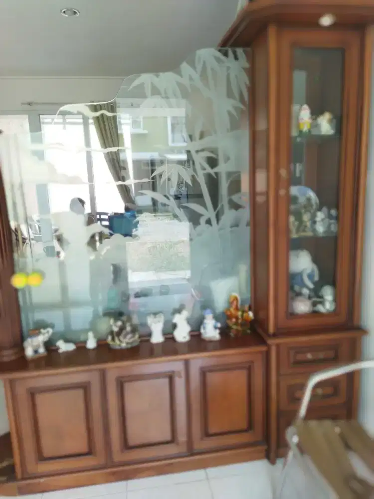Lemari hias sekat ruangan