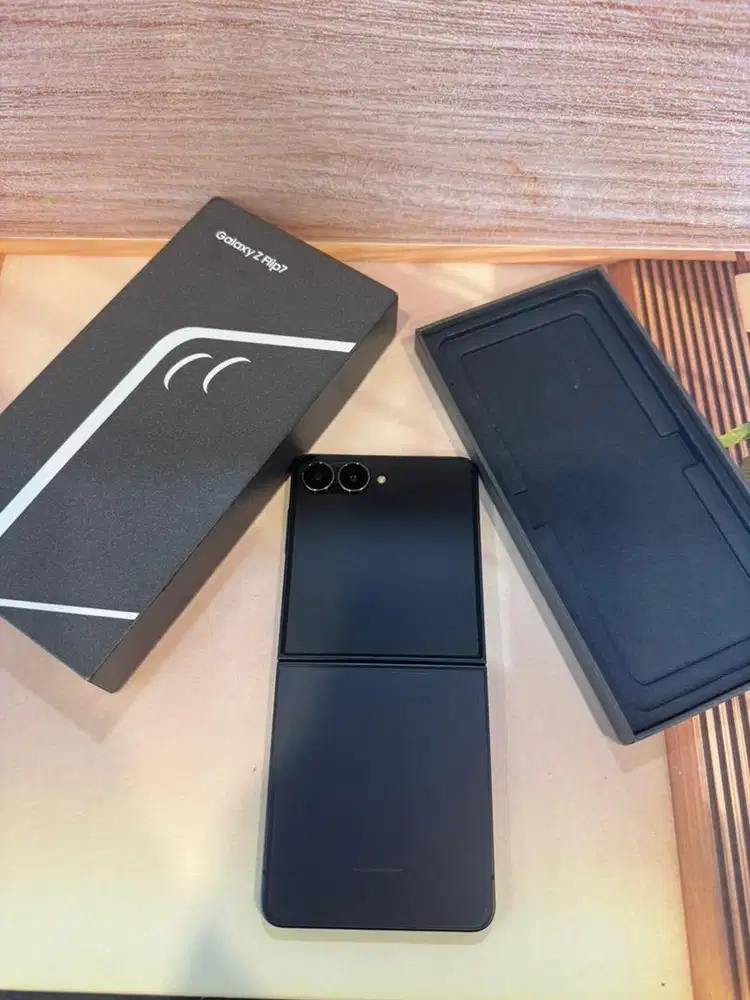 Samsung Galaxy Z Flip 7 12/256 Black Inter cukai lengkap ori