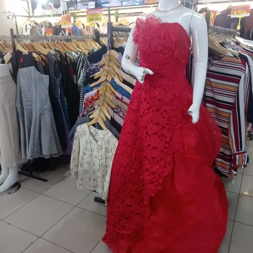 gaun merah elegant