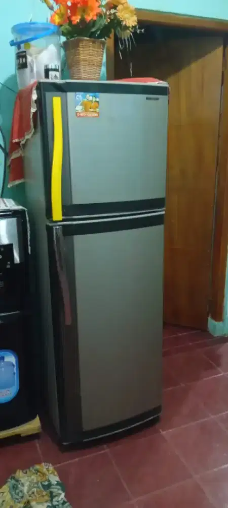 Kulkas 2 pintu merek shap