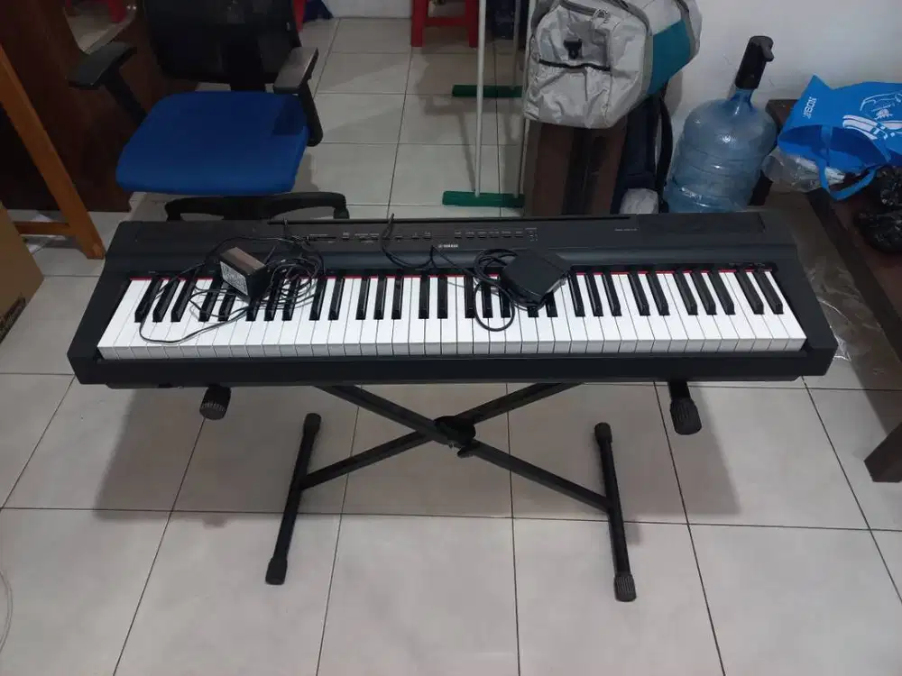 Yamaha P-121 Digital Piano + X Stand Piano