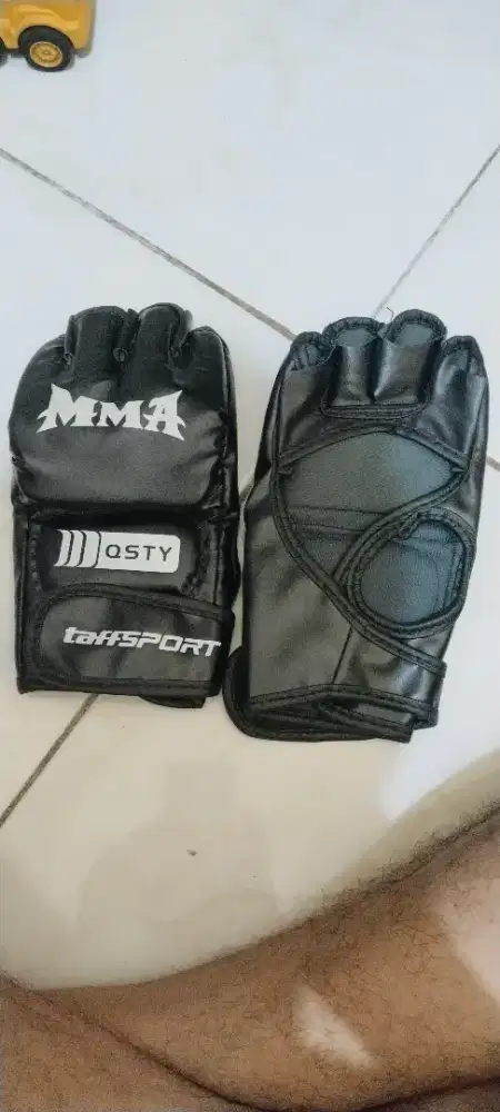 Sarung tinju MMA