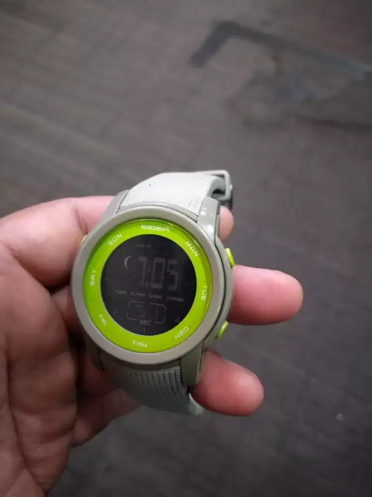 jam tangan merk eiger ori lecet didepan kaca