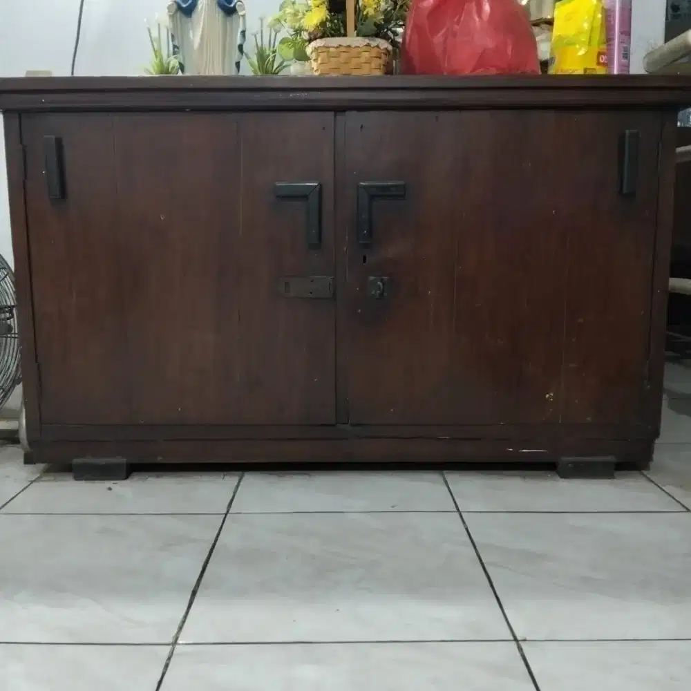 Meja estalase serba guna