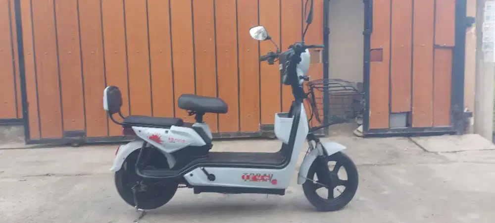 Sepeda listrik e nine  se 95 mulus baterai awet sangat