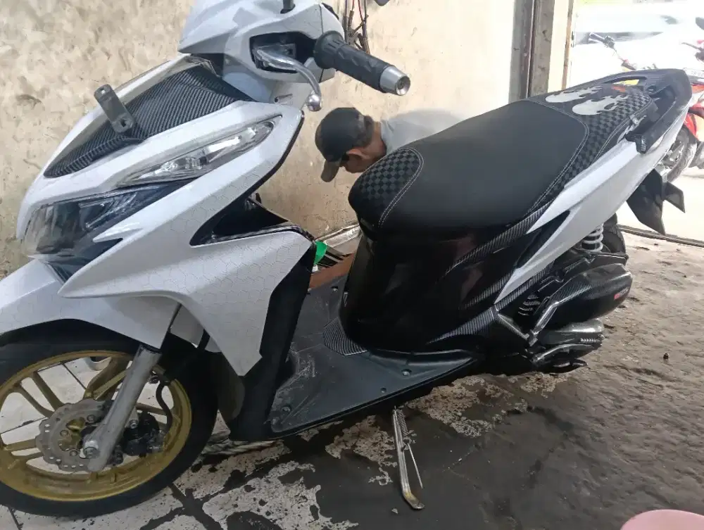 Dijual Vario kzr tahun 2014 tangan pertama dari baru body full karbon