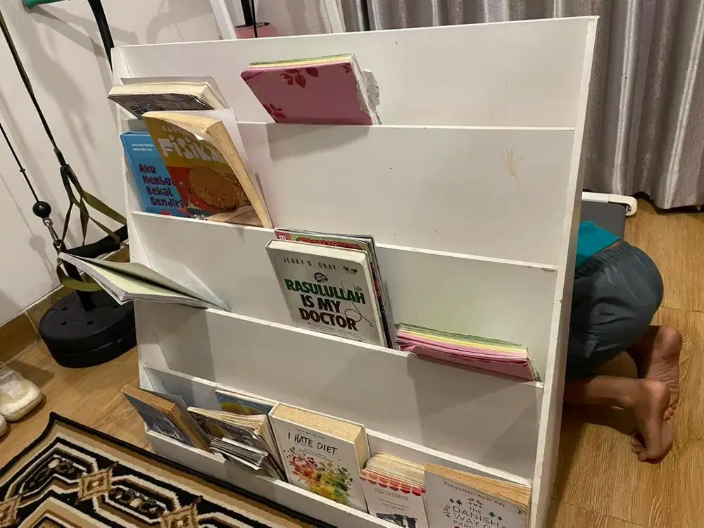 Rak buku kayu bertingkat