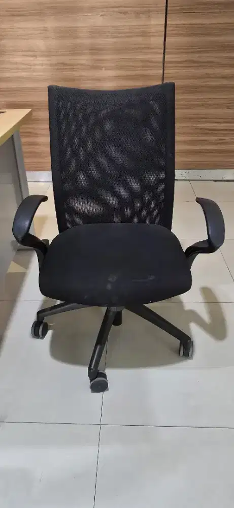 Kursi karyawan hitam