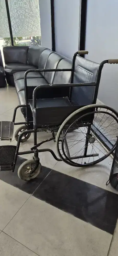 Kursi roda hitam