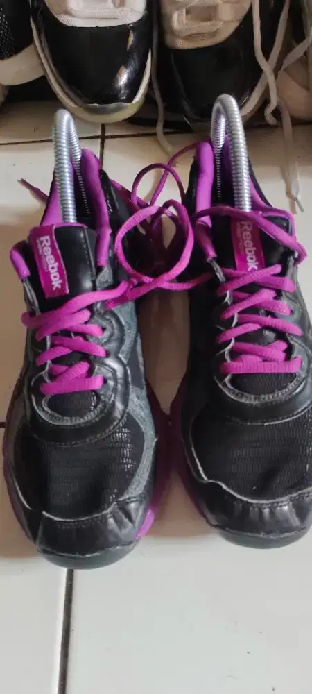 Sepatu thrifting Reebok vibetrain womens