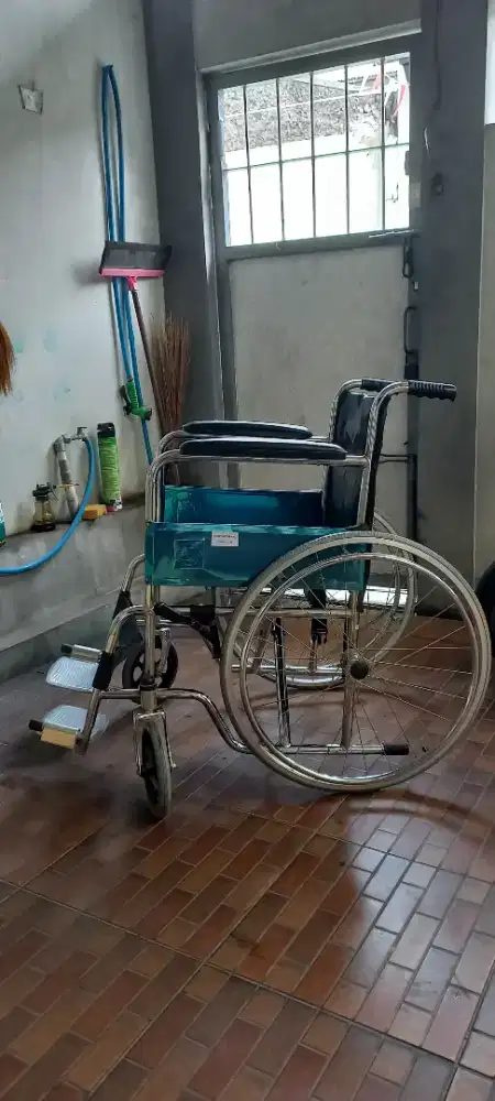Kursi roda kondisi mulus