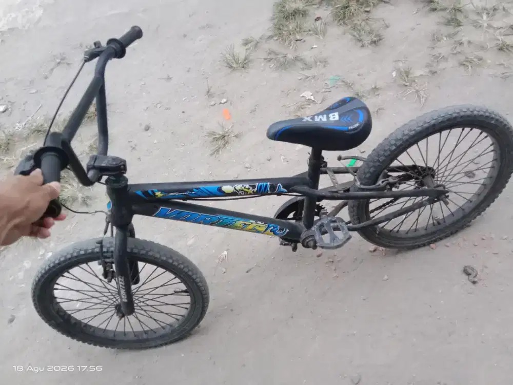 Sepeda dan mobil Jeep aki anak