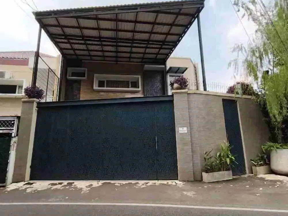 rumah mewah 2 1/2 lantai luas tanah 251 di Ciganjur Jagakarsa dekat tol Desari dan jalan Moh Kahfi
