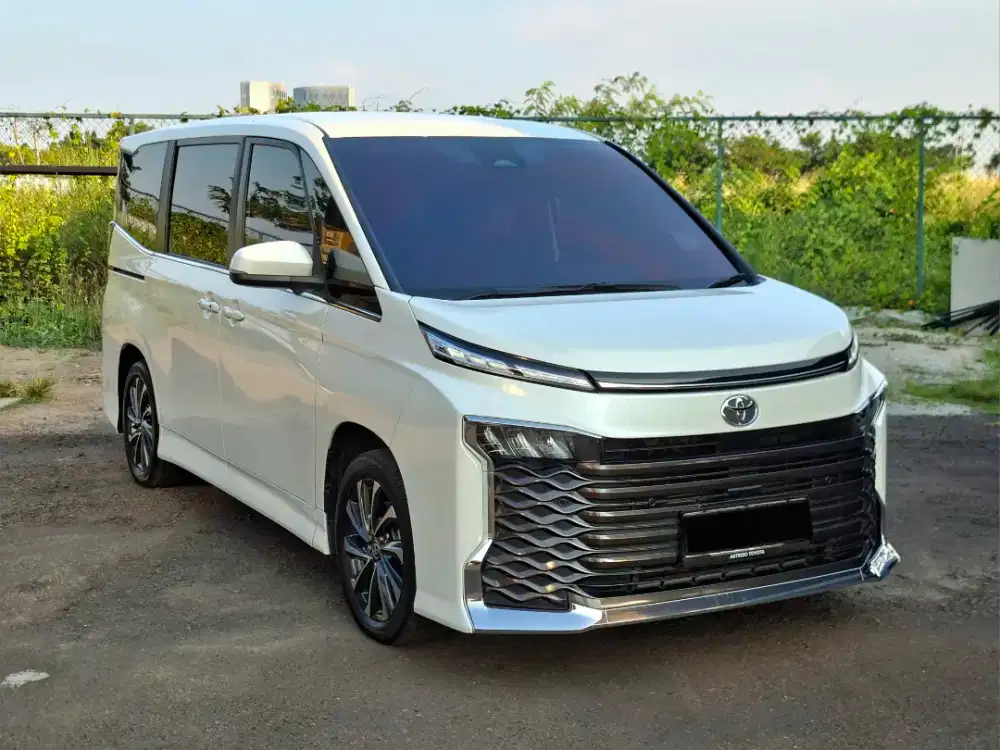 Toyota Voxy 2.0 2025