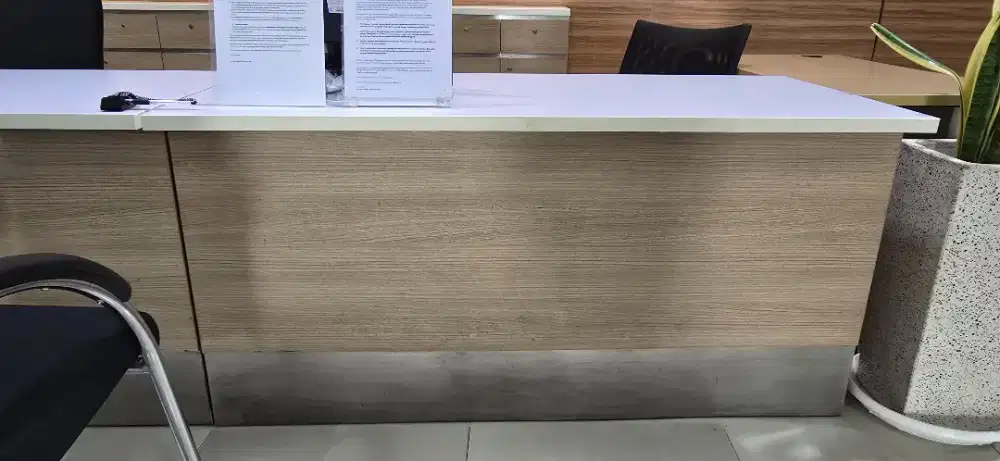 Meja karyawan kantor