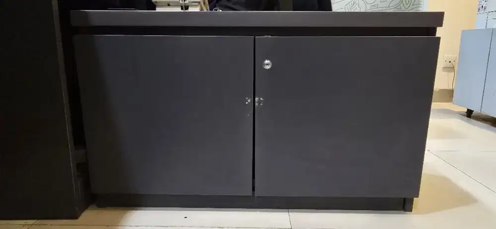 Lemari kecil hitam