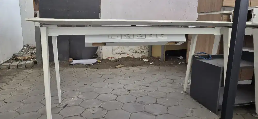 Meja karyawan kantor