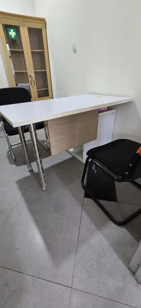 Meja kerja karyawan