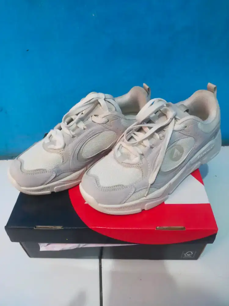 Sepatu airwalk warna putih cocok untuk pria dan wanita