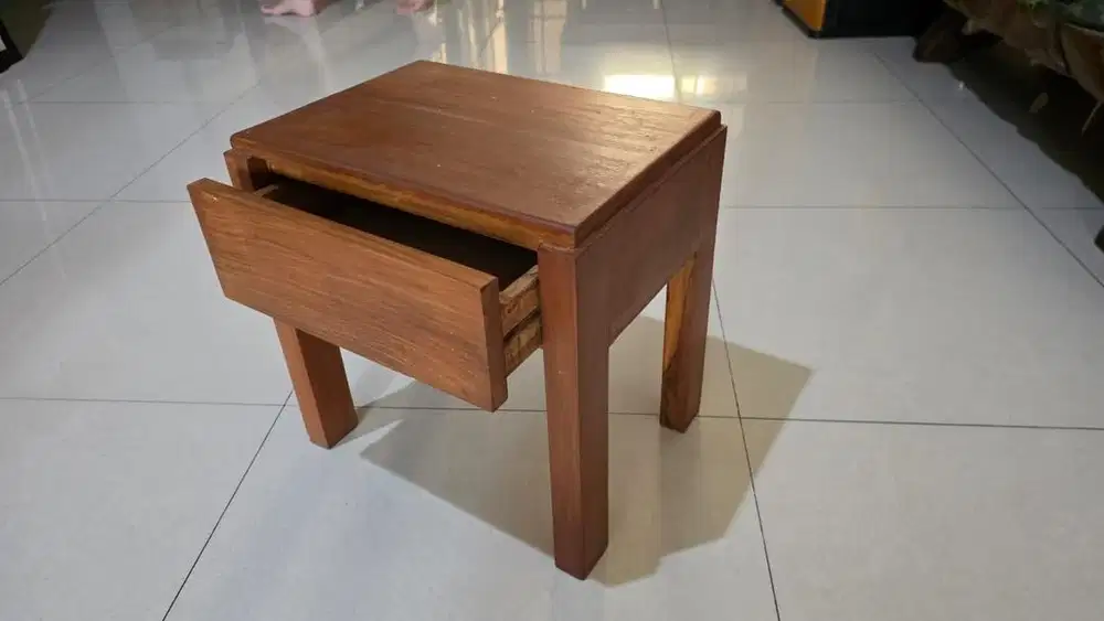 Meja kecil / Nakas (kayu jati)