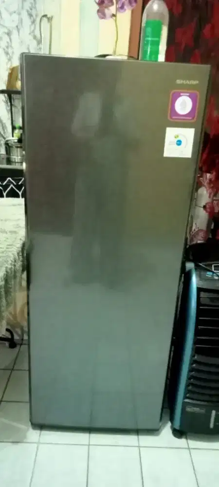 DIJUAL FREEZER MERK SHARP