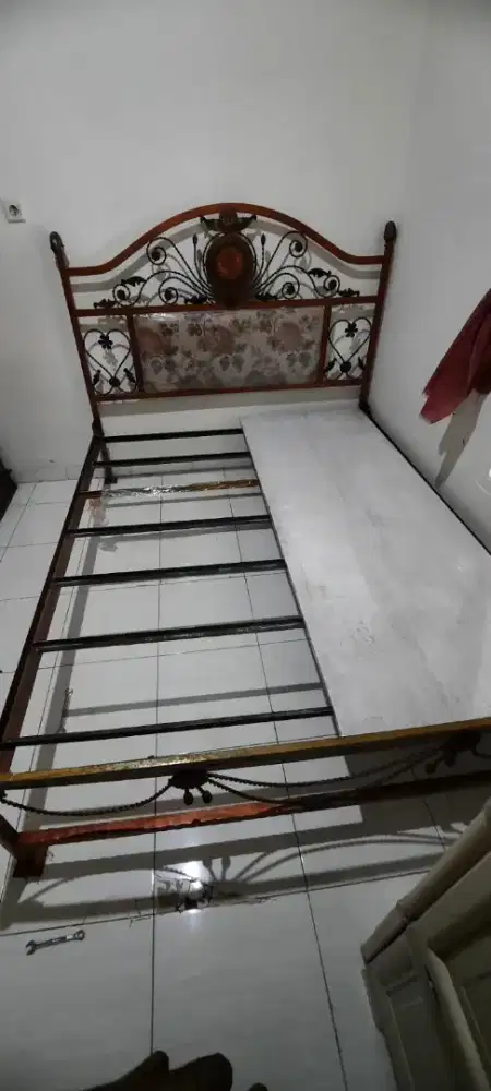 Dipan tempat tidur