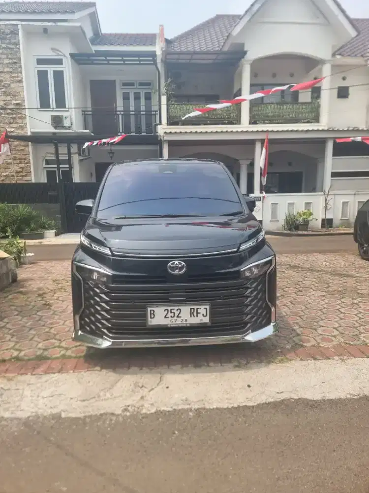 Dijual Toyota Voxy Tahun 2023 Hitam, Km Rendah, Pajak Panjang