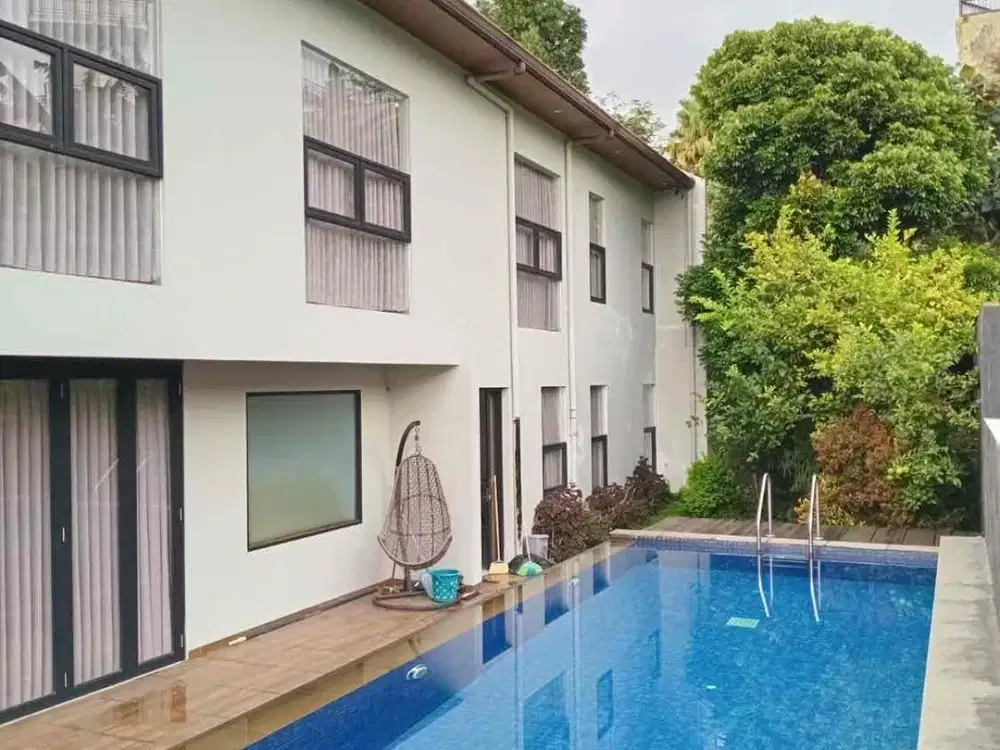 Dijual rumah mewah di Setiabudi Regency Ada kolam renang