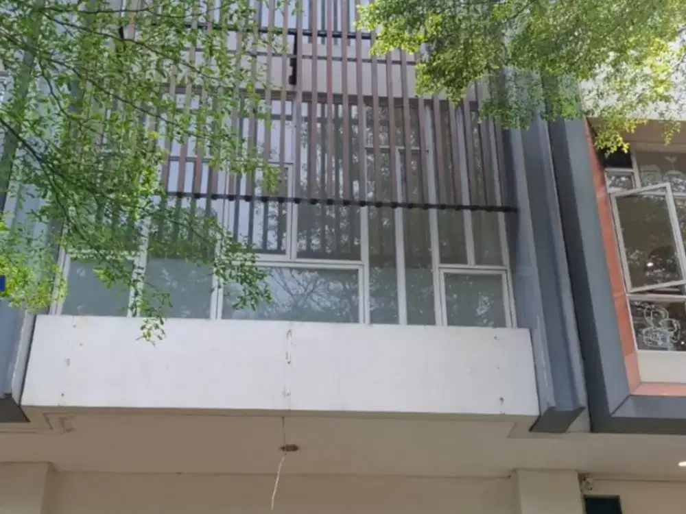 Disewa Ruko Strategis 3 Lantai di Cleon Park JGC Cakung Timur, 2 Muka, LT 75m² LB 213m²