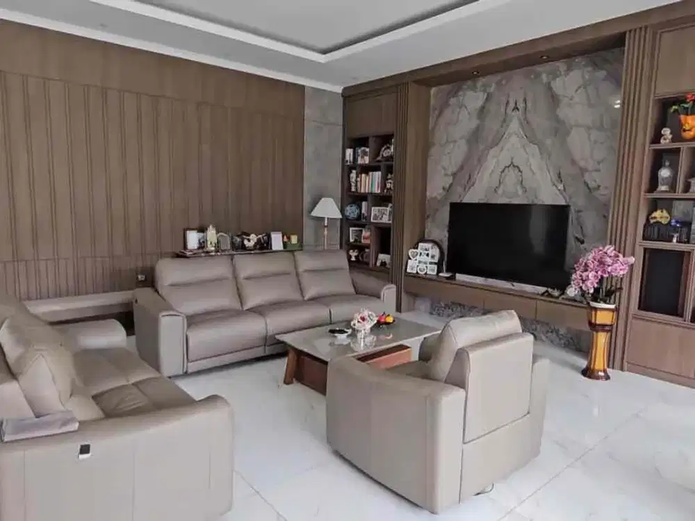 RUMAH LUX VILLA TROPIS 1 LANTAI DI SETIABUDI REGENCY DILENGKAPI TAMAN BUAH DAN KOLAM IKAN