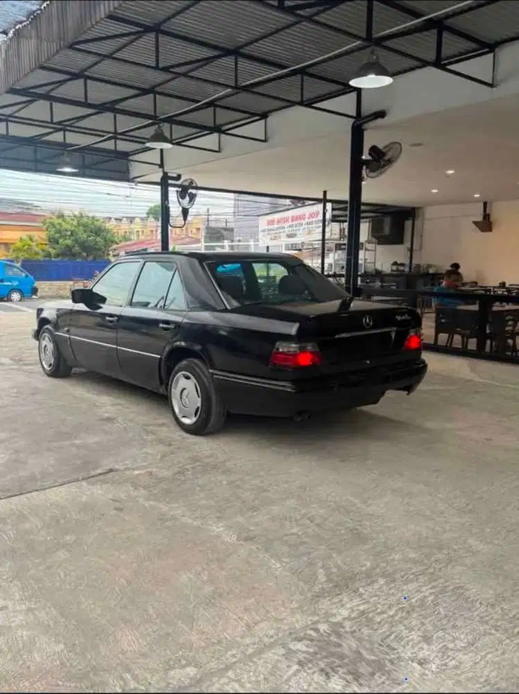 Mercedes-Benz E300 1988 Bensin