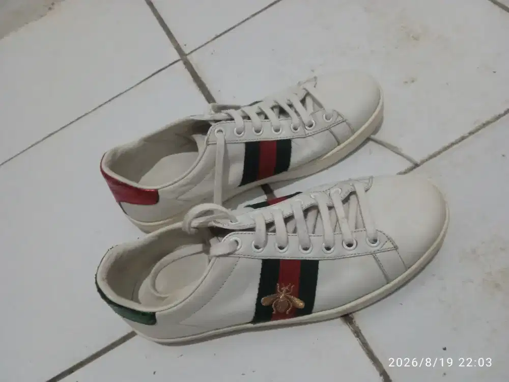 gucci ace sneakers with bee