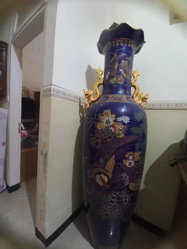 Keramik antik unik setinggi pintu kamar