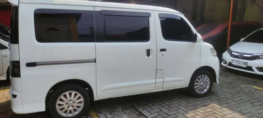 Daihatsu Luxio 2011 Bensin