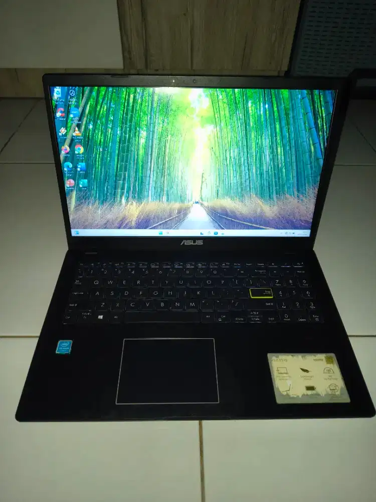 Laptop Asus E510MA, layar lebar, keyboard nyala