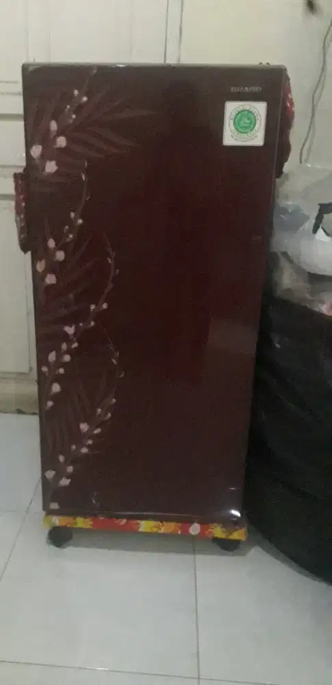 kulkas 1 pintu merek sharp warna merah