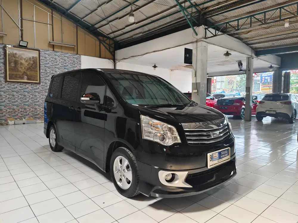 Toyota NAV1 V 2.0 Bensin AT 2013 Hitam