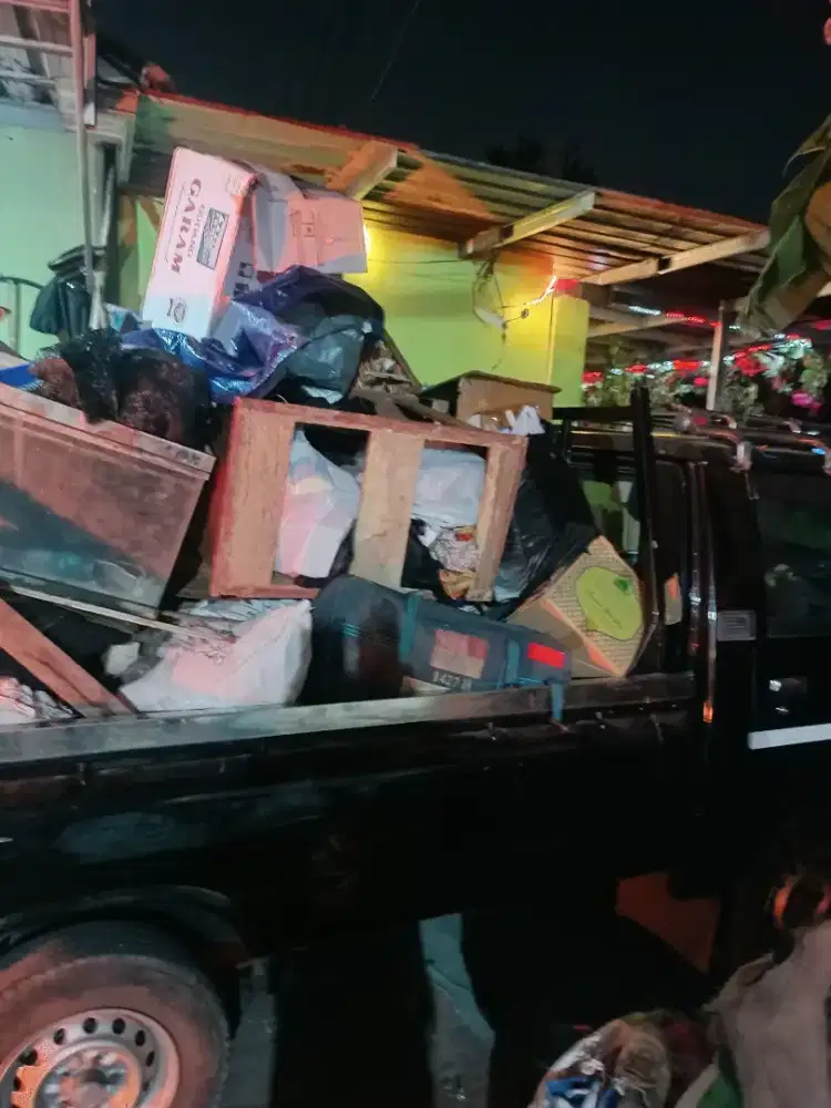 Angkut buangin isi rumah