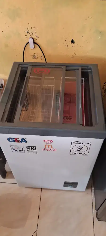 Kulkas/freezer/showcase gea 100 liter