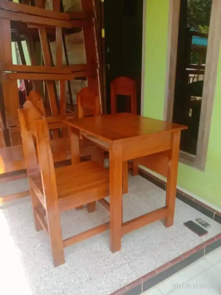 Meja kursi sekolah,  meja kursi belajar,  meja kursi komputer laptop