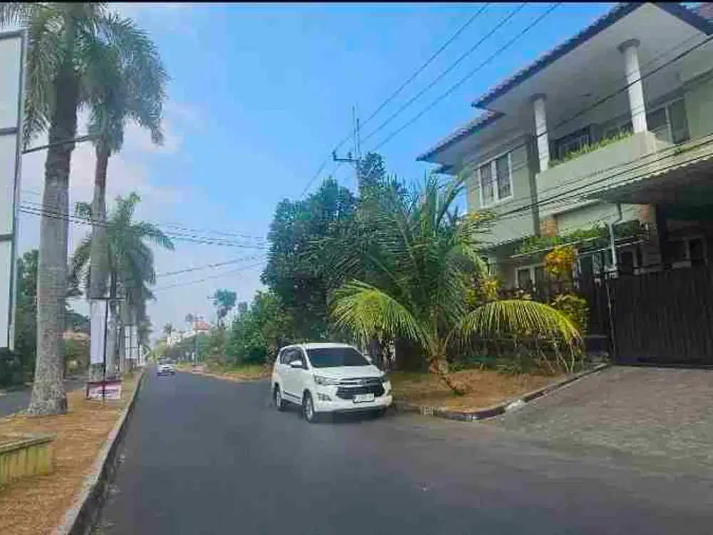 rumah mewah 2 lt di jalan utama jalan kembar puncak dieng samping kampus UB Brawijaya dekat istana dieng bonus furniture dan taman luas carport 2 mobil
