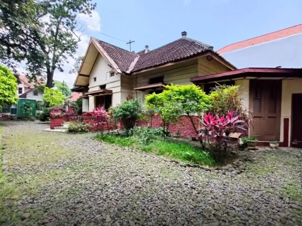DISEWAKAN RUMAH VINTAGE DI JALAN GUNUNG-GUNUNG SELANGKAH DARI IJEN BOULEVARD MALANG KOTA Cocok untuk cafe, resto, toko, kantor, dll