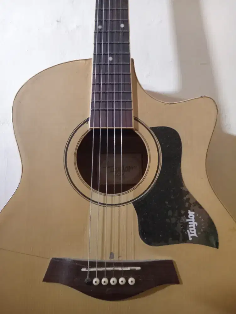 Gitar Akustik ( Taylor )