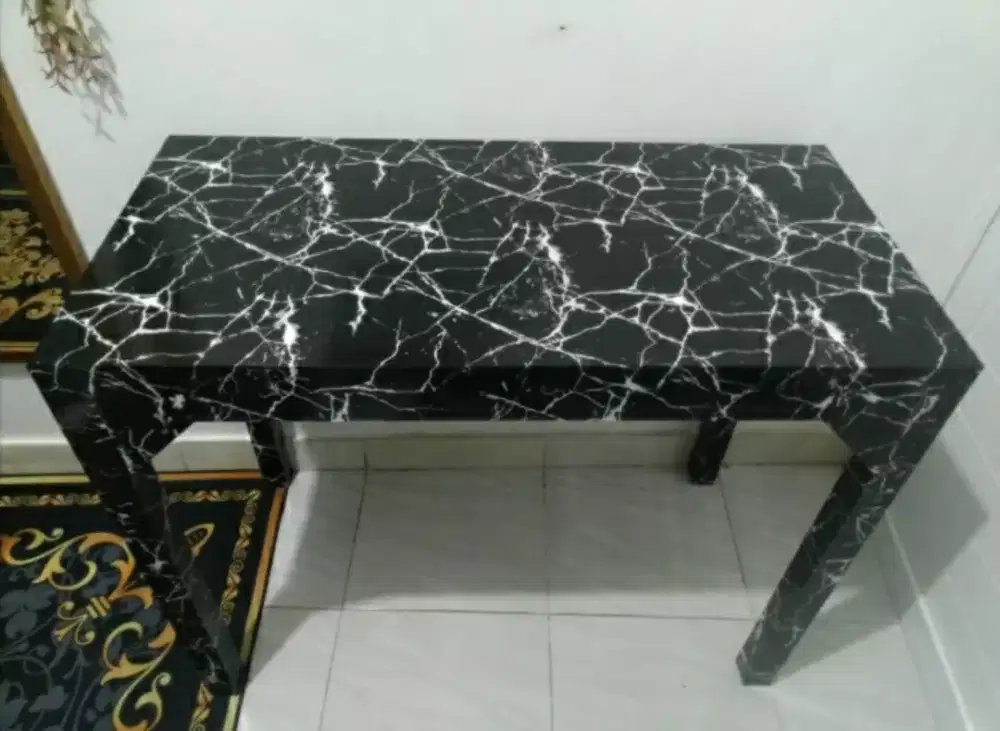 Di Jual Meja dari Kayu Kamper Kokoh dan kuat, kondisi masih baru.