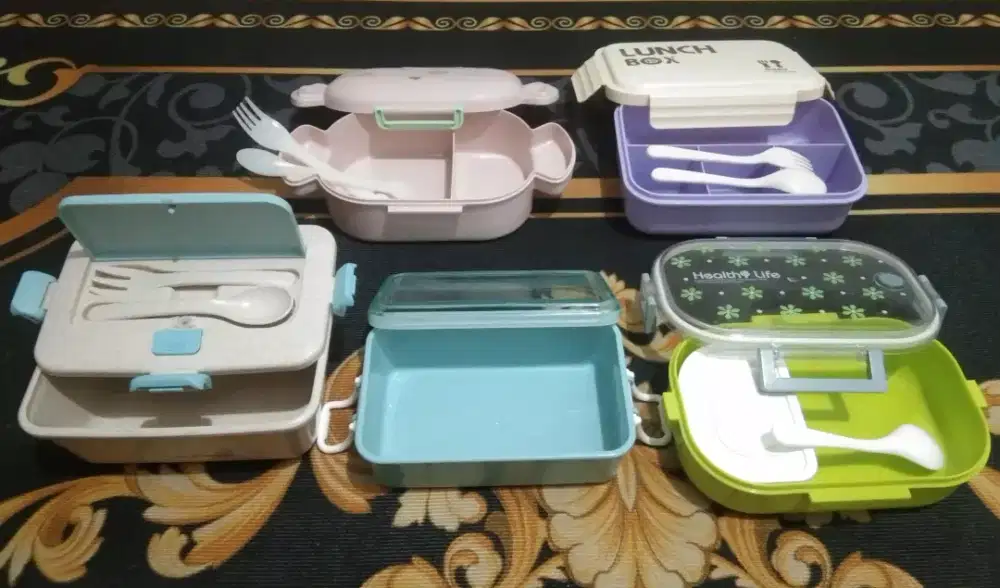 Bismillah, Di jual Paket 5 Pcs Tempat Makan, kondisi masih bagus.