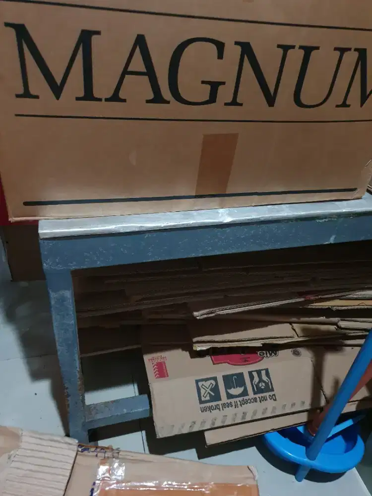 Meja kaki besi siku