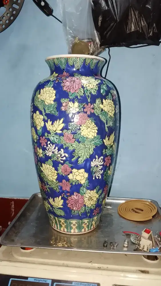 Guci atau fas bunga antik